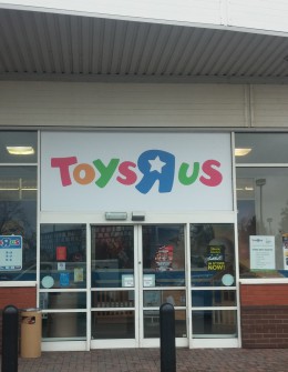 Toys R Us Lincoln store front 