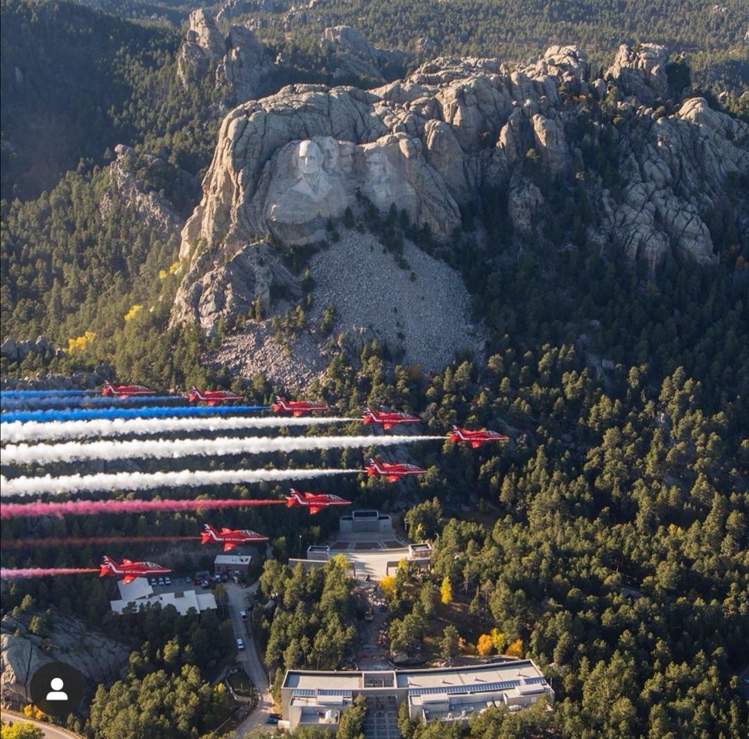 Red Arrows flying over Mount Rushmore